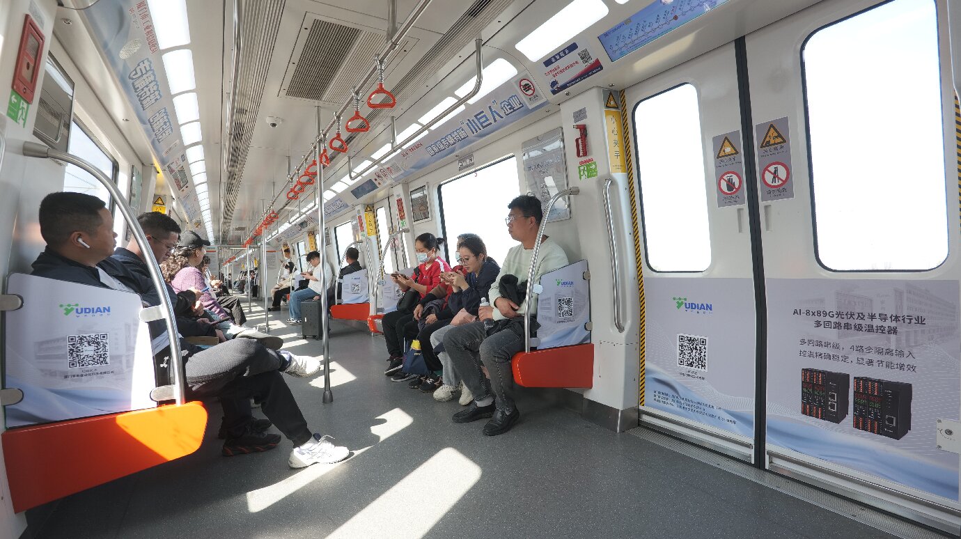 地鐵列車內(nèi)部圖片.JPG